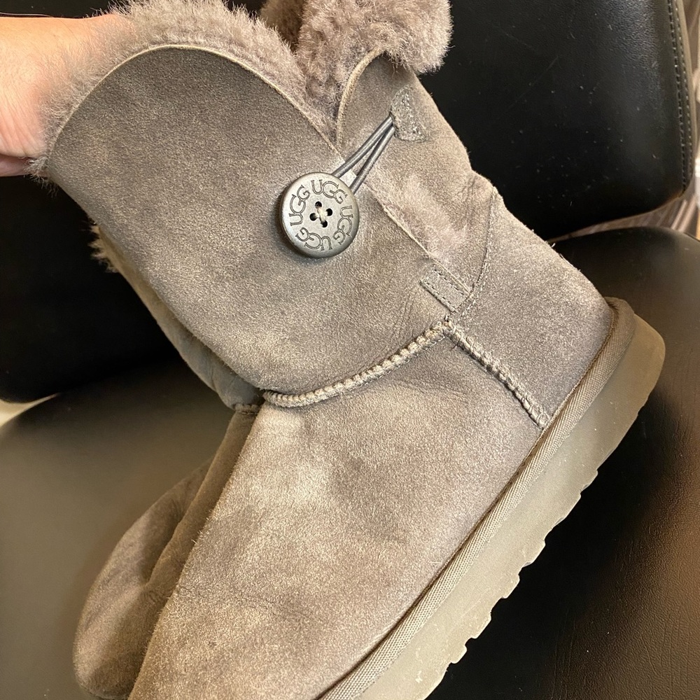 UGG Short Bailey Button